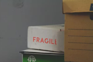 Vilka flytttips gäller för porslin och glas?